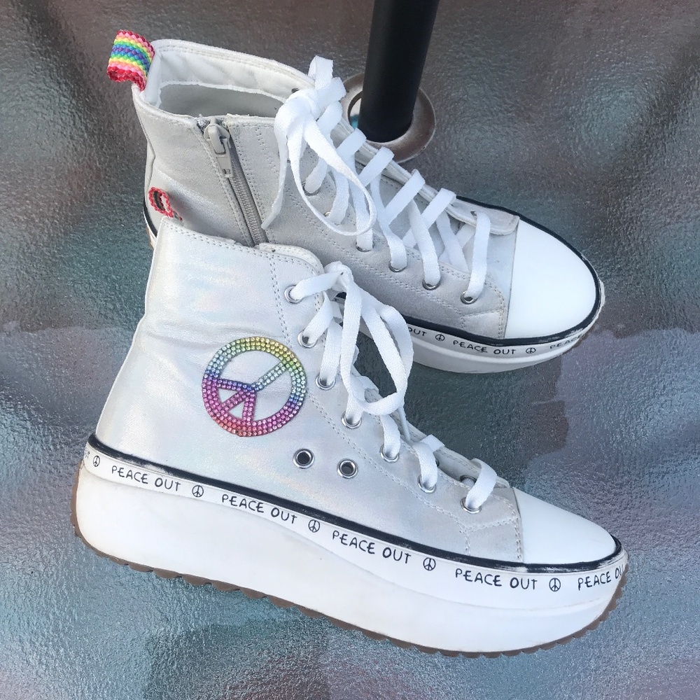 Steve Madden Girls J-Winston High Top Platform Sneakers. Silver Metallic. Size 4